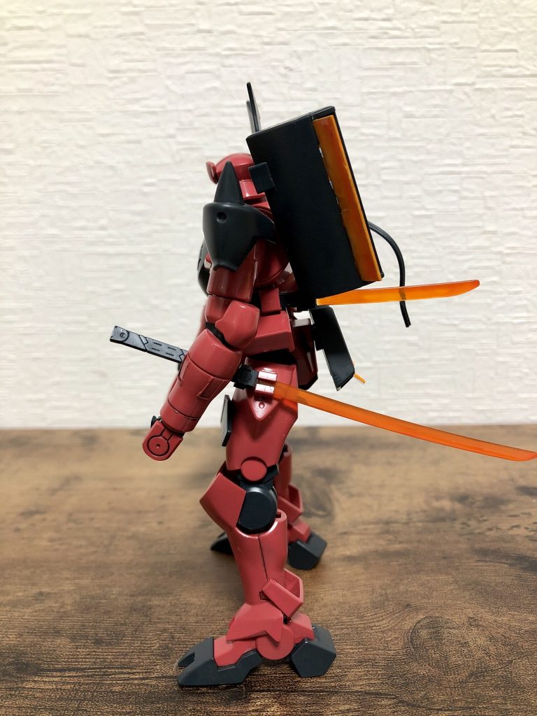 （左側面）　刀のクリアパーツの塗装が難しい・・・。全体的にヌルっとした体なので、墨入れしているところが浮いてしまい、反省。バランスが難しい機体だと思う（手の甲の墨入れがきつくなってしまった）