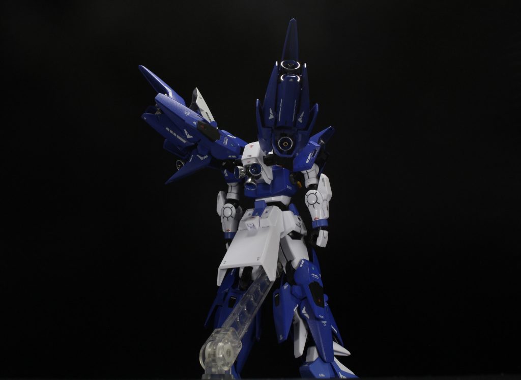 ▲バックショット(全スラスター解放状態)バックパックは形状がシナンジュ、ギミックがトールギスという2つの機体の背負いものを合わせたイメージで製作しました。青一色の予定でしたが思いつきで白のワンポイントを入れてみました。