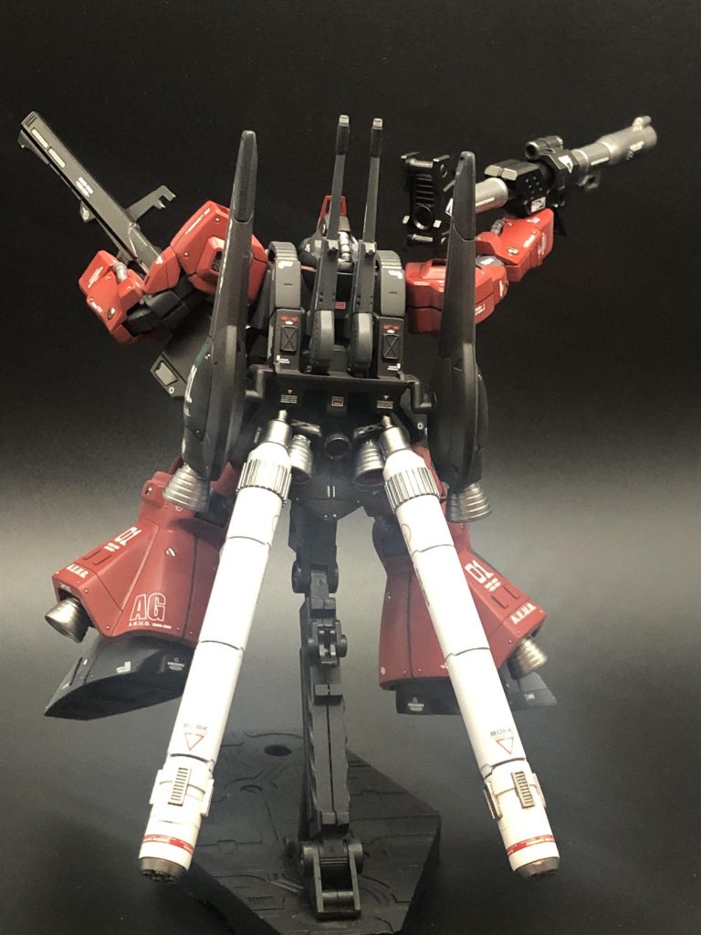 高機動型と設定して各所に大きめのスラスターとプロペラントタンクを追加してあります。武器はK社さんのハンドバズーカを追加しています。