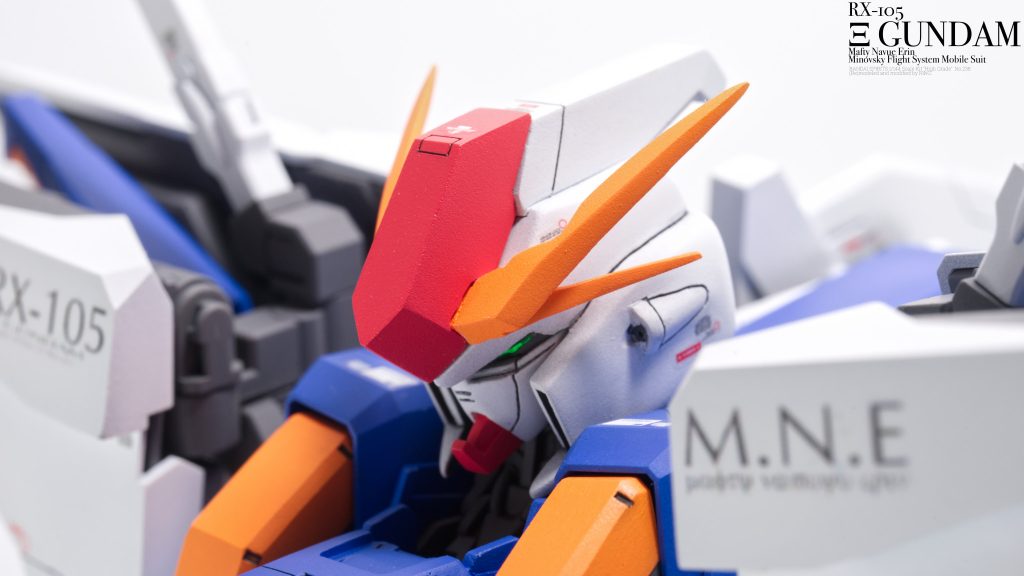 アンテナ先端(元キットから)と頬(MGマークII)以外をフルスクラッチしたお気に入りの頭部。RXシリーズの正統な後継機として、端正でありつつもガレキ版のように鋭い面立ちを追求しました。図面を作って製作に臨んだにもかかわらず、実物をみるとラインが気に入らないということで4回作り直しました（笑）ツインアイも当然スクラッチなので、メタリックシールとクリアジェルで雰囲気が出るように。