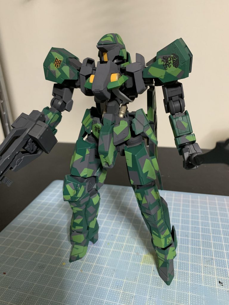 そんな事を言っていたらいつまでも上達しないのはわかるのですが…で、今回デカールを貼ってみようと決意し挑戦しました。新しいガンプラでデカール貼るのは躊躇したので…