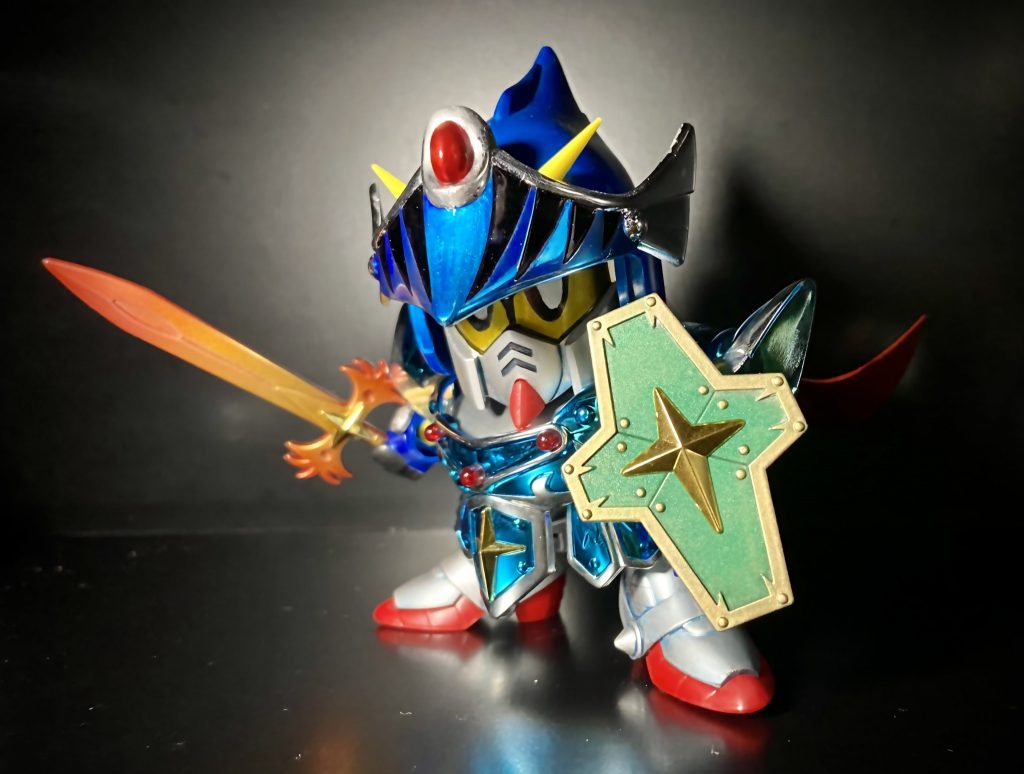 三種の神器装着！✨フルアーマーナイトガンダム！✨当時のプレイバリューを最大限活かしたくてメッキは残して部分的に塗装を剥がしたり、シルバーの上にクリアで彩色したりしてます^ ^