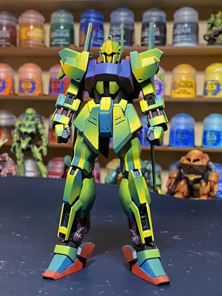 面ごとにグラデーションをハッキリかける事でゴールドの質感を出しました