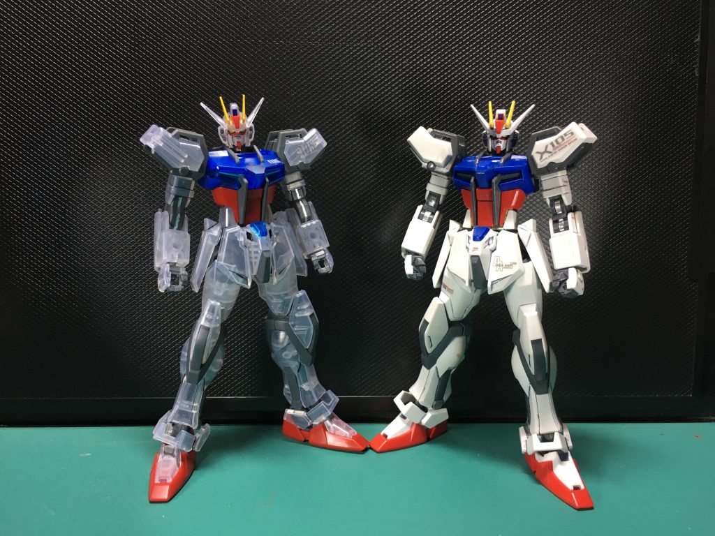 　HGCEストライクとの比較。顔の造形やプロポーションバランスはHGCEを踏襲しつつ、より簡易組み立てを意識した良いキットです。個人的に注目のポイントはHGCEでは一体になっていたスネと膝のフレームが、エントリーグレードでは別々になって膝ブロックだけ外せる構造になっているところです。　塗装は全てガンダムマーカーです。先述の通り透け防止で一部裏側から部分塗装してます。青＝ガンダムマーカー　ガンダムブルー黒＝同ブラック白＝同ホワイトグレー＝同グレー肘、膝、首関節にはホイルシールの余白のシルバーシールを貼っています。