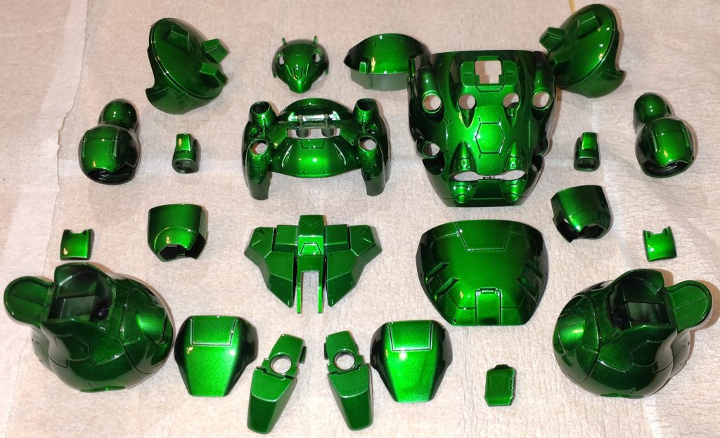 塗装後の外装パーツです。黒サフ→光沢クリア→シルバー→クリアグリーン(3重)→光沢トップコートで仕上げました。今回からイージーペインターを導入したので初めての瓶塗料を使っての塗装でしたが満足できる仕上がりになって良かった…!瓶塗料って思ってたより爆速で無くなるんですね(笑)