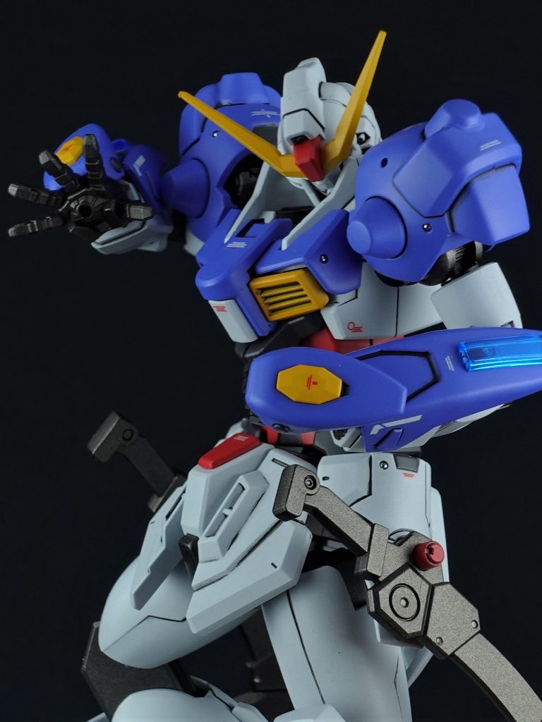 一部外装にガンダムフレーム系統を使用しているため遠距離からのビーム砲撃にも耐えうる機体性能を持つ。2本のマチェットとグリップエンドのブレードでMSの装甲ごとコクピットを貫通可能な威力を持つパルチザンを装備。ビーム攻撃を掻い潜り近接戦闘に持ち込む戦闘スタイルとかいう設定(*'ω'*)