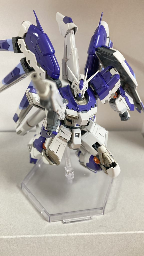 メイン武装〈ビームライフル〉ここからはポーズをつけて撮影していきます可動範囲はとても広くポーズも色々付けられるのですが、干渉箇所や可動箇所の固さなどで動かすのが怖いです膝の装甲展開部分はシルバーでの部分塗装です