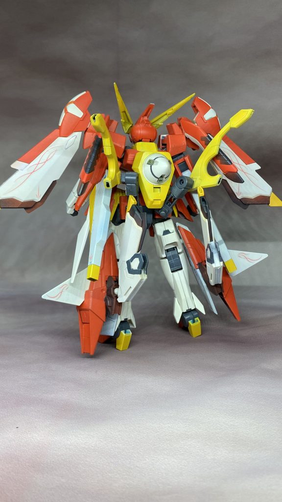 背面はビルドシリーズのチート装備の太陽炉をHGのダブルオーから拝借。ウェーブのディテールアップパーツで情報量を追加してます。リアアーマーにはコトブキヤのM.S.Gのアームを使用。羽根にはジャンクにあったヴァルヴレイヴのものを使用しましたが穴の径が合わず…。いつもなら軸を太らせたりするのですが今回はお手軽にビニール袋を小さくきって咬ませています。ちなみにですが塗装はクランシェの元々の白色と関節は塗装せずにそのままにしました。