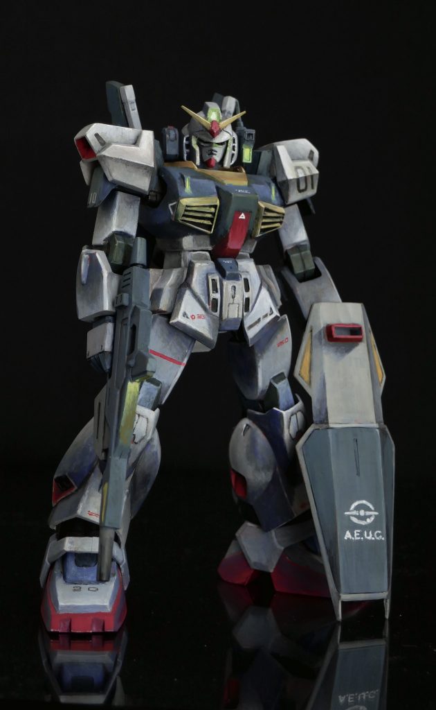 塗装はアクリジョンベースを下地にアクリルガッシュを筆塗り、陰影をしっかり書き込んで立体感を強調。マーキングも手描きです。左肩の01のマーキングがお気に入り