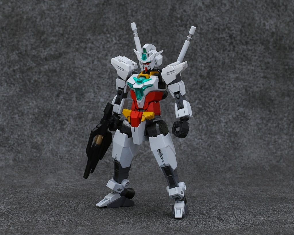 コアガンダムII。サーベルをシュペールラケルタに換装と、踵にスラスターを装着。コアディフェンサー?うふふふふ。アースリィの時と同じくテイストの変化を持たせたかったので、デカールは左膝のみ。アーマーと対称的にしました。好みや理屈もあると思いますが、ディテールの緩急になって個人的には満足しています。