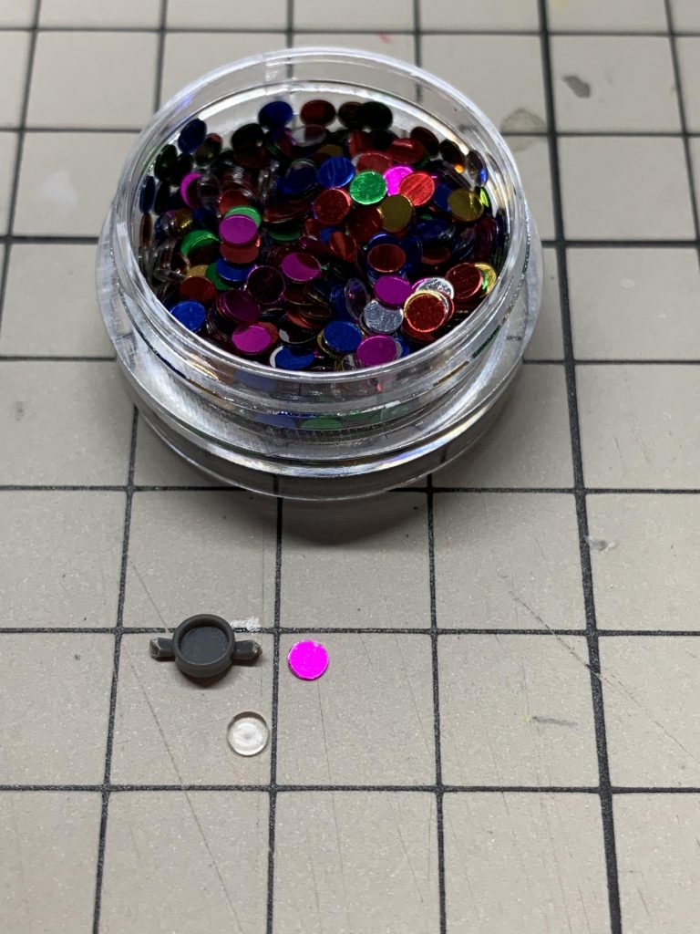 なにげに今回のMVPはモノアイですね。ダイソーで見つけたカラーチップにクリアレンズ乗せただけで塗装してないですが、よく光ってくれました。