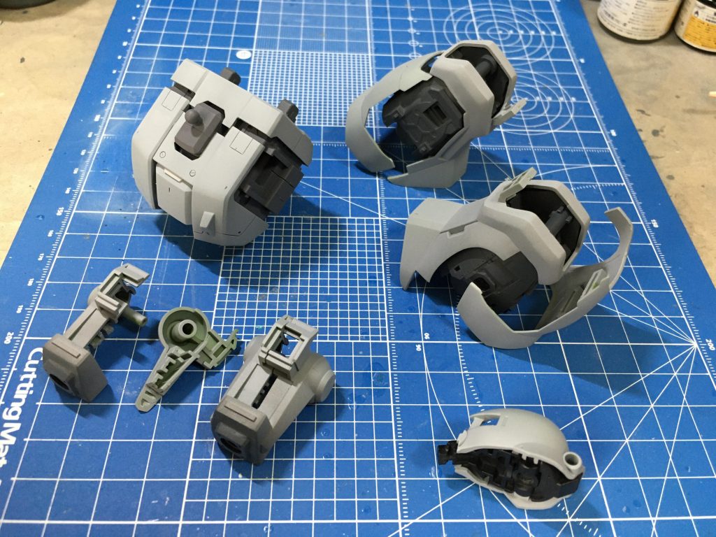 合わせ目消し、あとハメ加工頭部は底部をカットし、メカパーツを下からはめ込み脚部は分割位置を変更、裏側ピンを2㎜程残してカット