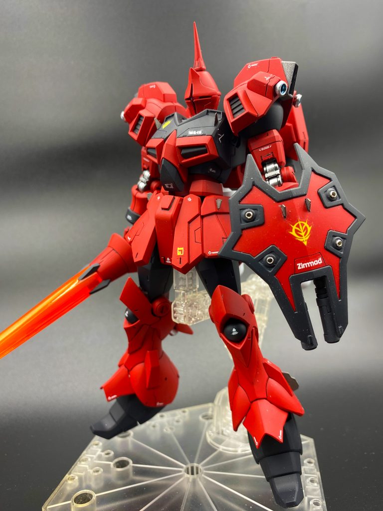 モノアイはビルダーズパーツ、内部に装飾テープを貼って蛍光ピンクで塗装、可動軸を入れて左右に振れるようにしました。