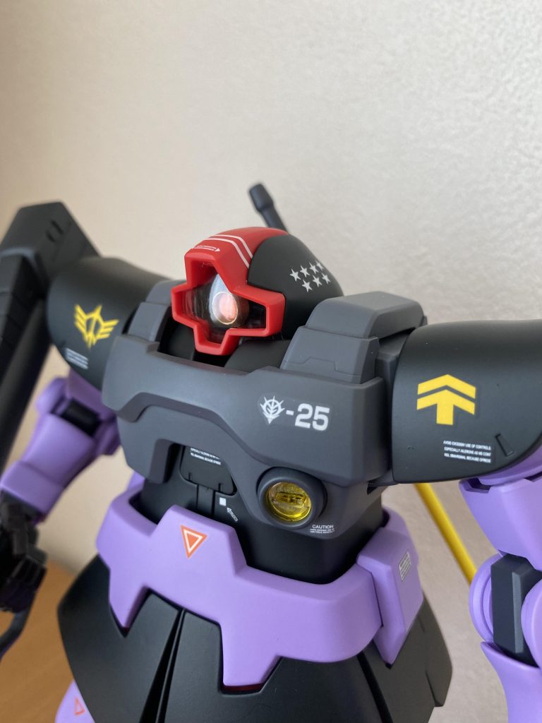 モノアイ　5mmグラスアイに変更。胸の照射ライト？　シルバーをベースにカバー部をクリアイエローで塗装。 