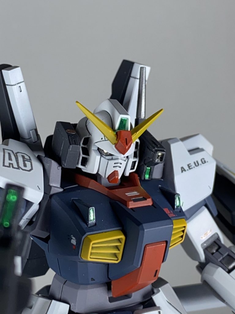 カメラアイにはミラーフィニッシュを使用しています。各センサー部はキット付属のシールを貼って上からUVジェルでコーティングしました。バルカンポッドの銃口もミスって光らせてしまったので強化センサーと自己解釈してます笑