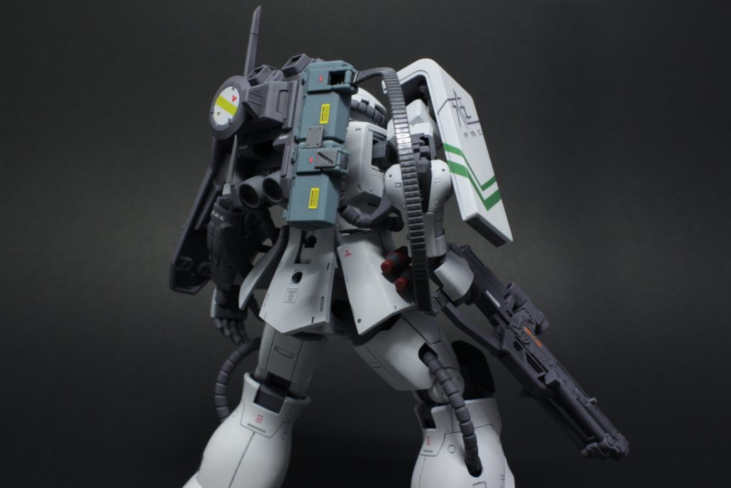 二つ目の大きな改造ポイントであるバックパック。元のバックパックの上から被せるような形で大型化し、2連結した大容量マガジンを装着。