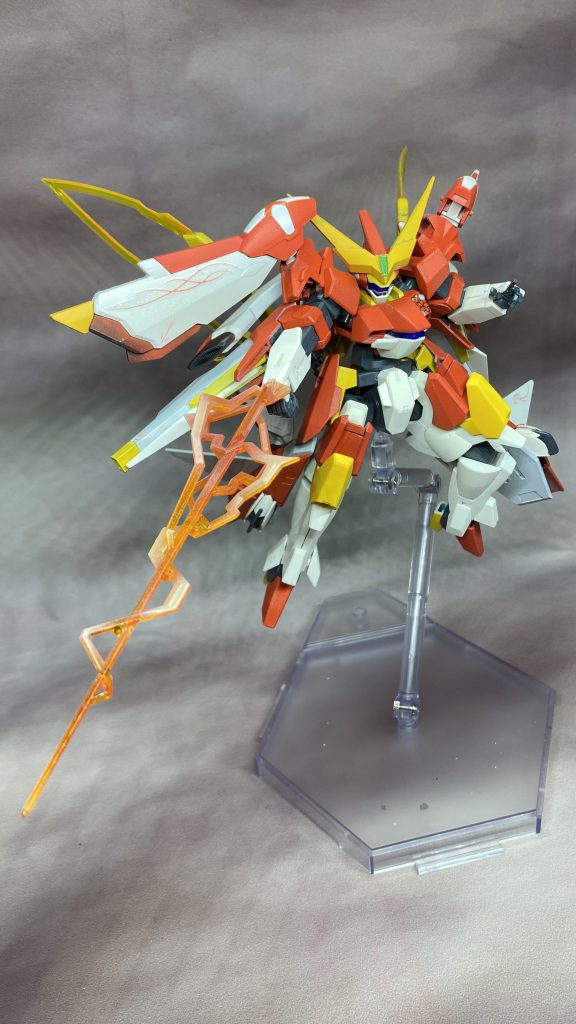 あとは折角ヴァルヴレイヴのパーツを使ったのでさらに贅沢にエフェクトパーツを腕に差し込みできるようにしたのと背面の羽根はエフェクトが取り外しできるようにしてます。