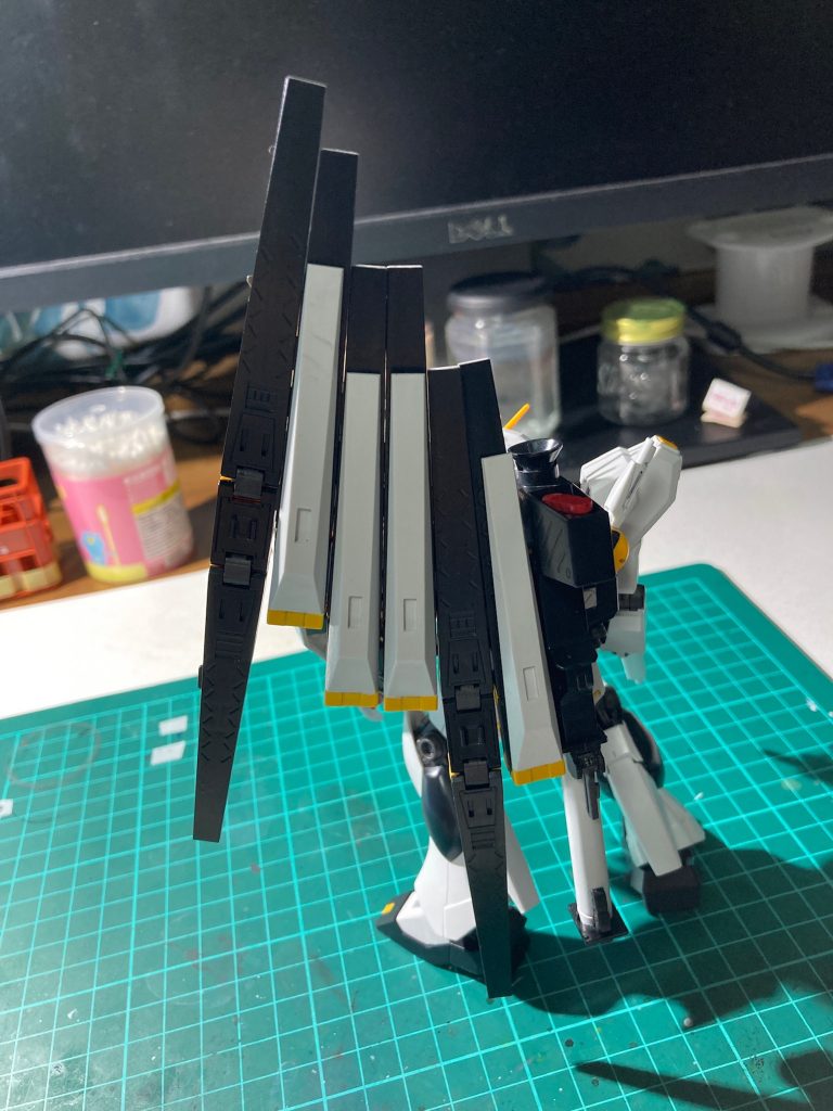 ファンネル6基の組立が絶妙にパーツ違いでやや鬼門ポイント。何にせ、同じようなパーツを延々と作る作業は苦行に近いものがありますが、その分組み上がった時の達成感はグッと来るものがあります。