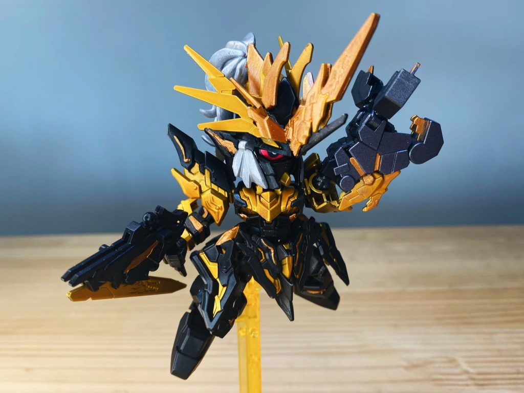 黒い機体と黄金色に輝くサイコフレーム、大きなアームが特徴的なバンシィの姿を再現。