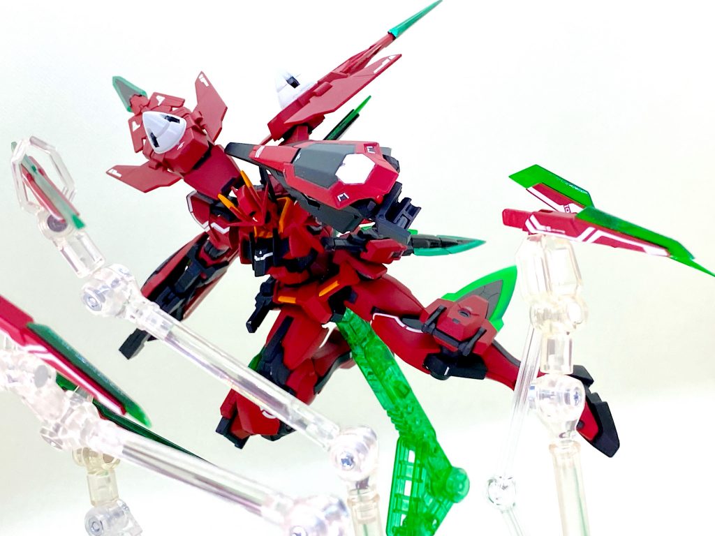 ソードビット射出。制作当初はシールドが無かったんですが、本体完成後に急遽制作。持ち手はジャンクから拾って組み合わせてます。何のパーツだっけこれ…急遽作った装備ですが、結果的にエクシアとクアンタの要素も乗っけられたので作って大正解だったなぁと。