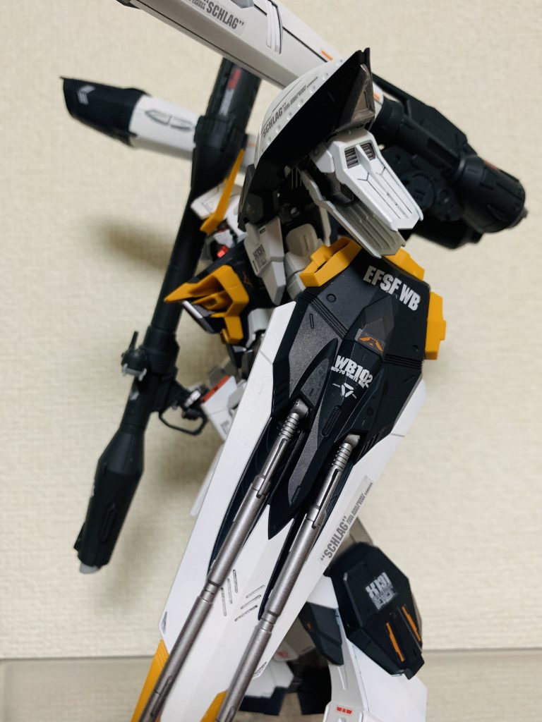 黒の部分は一度ガンダム ブラックで塗ったあと、グレーで重ね塗りしています。1番大変だったのは白の装甲ですが、隠蔽力の強いとされるガンダム マーカーニューホワイトEXを使用しました。やはり流石に下地がないと綺麗に色が乗らなくて、系4本のホワイトを使用するハメになりました…