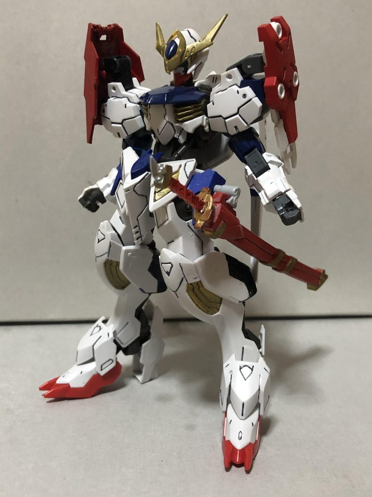 まずは正面からバルバトスルプスをベースに使用し、腕は30MMのポルタノヴァを使用しました。肩のパーツはラビオットのものを換装し、そこにスピナティオ戦国仕様の装甲とアルトのシールドを装備しました。日本刀はMSパーツのものを使用し、取付けの為にグレイズの腰アーマーに換装しました。