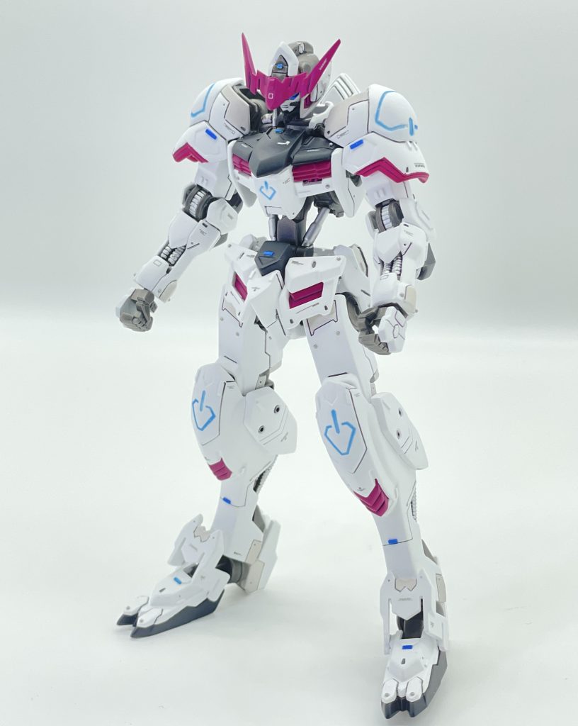 アンテナの形状変更をはじめ、各パーツをシャープにしたり切ったり貼ったりしてディテールアップしました。