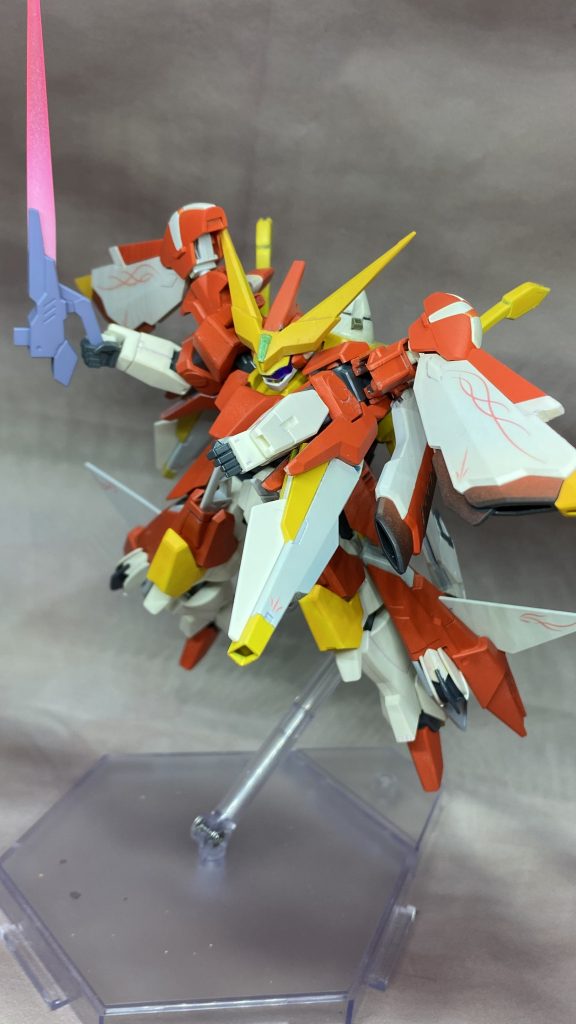 武器類はフェニーチェリナーシタのショートライフルを拝借。サーベル刃はフェニックスのものを使ってます。あとデカールはハイキューパーツのものを使用して、胸部のものは100均にあったものを使用しました。