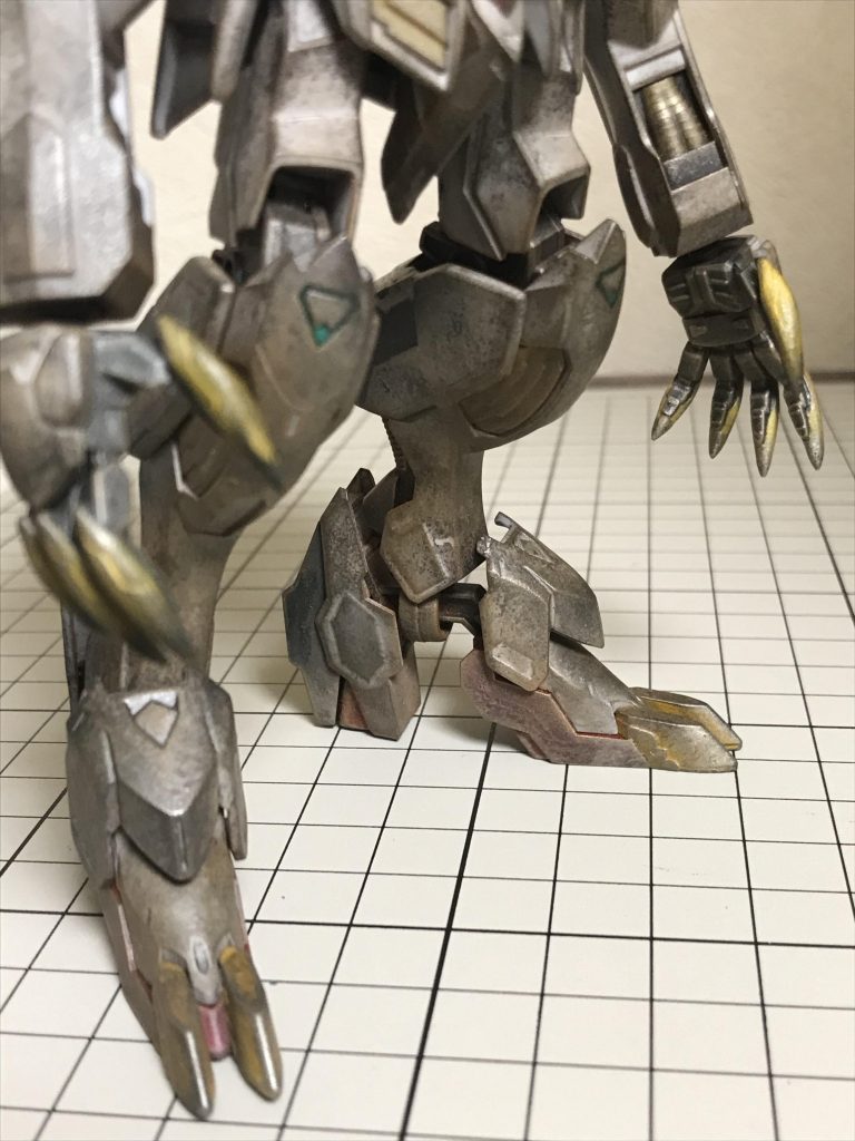 写真だとよくわからないですが、結構赤っぽい砂埃風の汚しを入れてます。理由はもちろん火星の砂です。