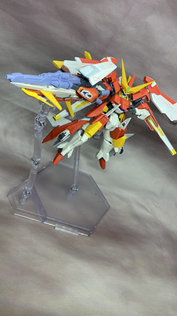 大出力兵装としてドッズバスターライフルを作成。ドッズライフルをベースにフェニーチェリナーシタのシールドと銃身を短くしたバスターライフル、フェニックスの胸部パーツとM.S.G、クランシェのシールド、フェニックスのパーツを使ってミキシングしました。何も考えずにくっつけたら重すぎて片手では保持できないのが弱点ですが…。