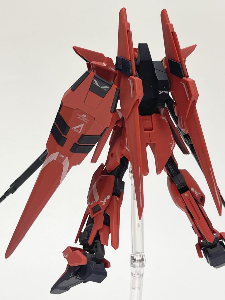 キットの成形色はギラギラの真っ赤ですが、カトキイラスト的な空気（伝われ）を少し意識して赤に灰白色を足して気持ち柔らかめの赤にしています。この写真はややオレンジがかってみえますが、実際はもう少し紅いです。