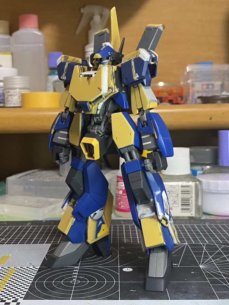 制作過程1バージムを御覧頂きありがとうございます。バージムの制作にあたって一番苦労したところは胸部の制作でした。元々は曲面からなる胸部を平面にするためにヤスリで削ってはプラ板を重ねるようにMr.セメントで接着し、またヤスリで平面になるように削る等の繰り返しを行いました。赤いボディと黄色のダクトはプラ板から自作しました。