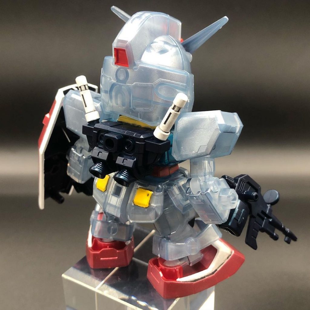 その他は、ファレホの赤、黄、白、グレー（首、膝）を筆で塗り分けました🎵