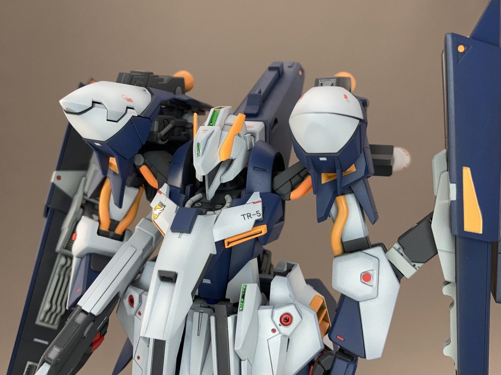 スジ彫りを少し足し、レッドポイントや頭頂部の黄色部分はプラ板で作りました。センサーはラピーテープとUVレジンです。