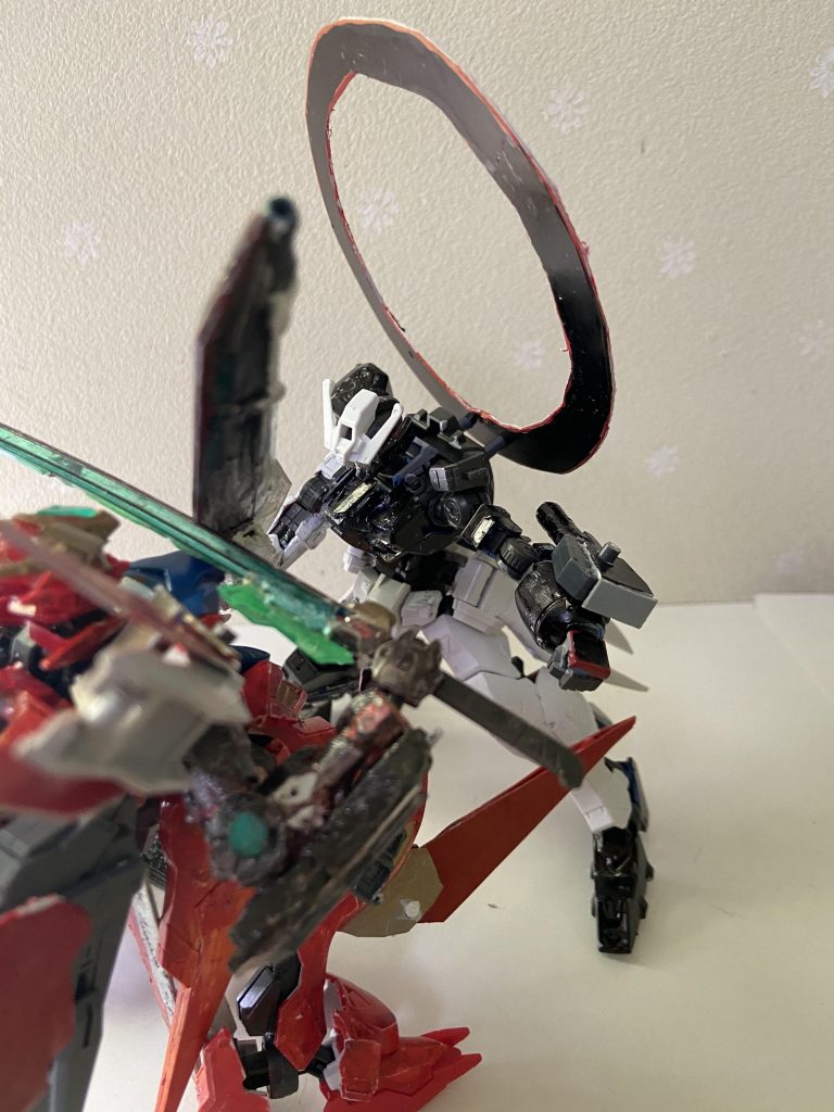 バルバトスとヴィダールの前に現れたアスタロトは2機の戦闘に割って入りヴィダールを圧倒バルバトスも圧されることになったが、アスタロトは突如徹底して行ってしまった、その後GBN内に同一の個体と思われる機体が複数確認されたと言う、どの機体にも背部にあの黒輪が浮かび上がっていたと言う。以上、アスタロトの改造機でしたちなみに機体名が黒輪のアスタロトなのは・・・名前が思いつきませんでした、なんかいい名前あったらコメントいただけると幸いです。