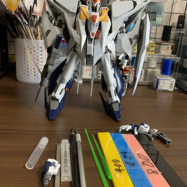 Ξガンダム制作記もっと早くまとめたかったけどめんどくさがり屋なので完成目前となった今まとめてます笑5月3日にヤスリがけディテールアップなどの作業に取り掛かりました....これからが地獄だぞ  （1枚目）