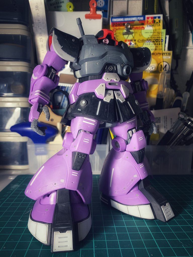 プロポーションは頭部を低く、肩を大きく、股関節の位置を少し前方に移動しただけあとは簡単な工作によるディティーリングのみに留めています