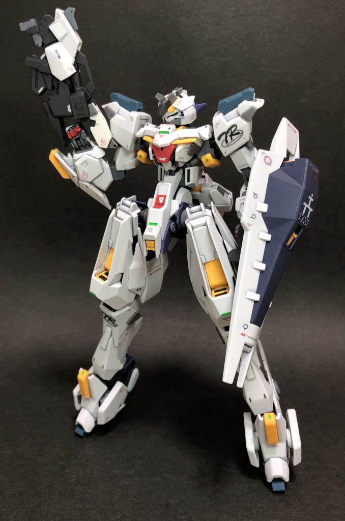 試作型ビームマシンガン［Phalanx］　貫通力の高いビームを速射可能な試作型マシンガン。射撃レートが極めて高く、更に射撃時の反動によるばらつきが無いため、近〜中距離での精密射撃により高い威力を発揮する。