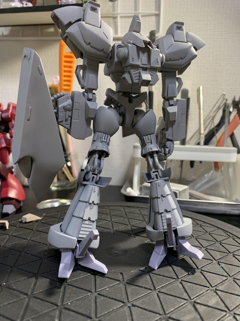 サフ吹き状態です。背面のディテールがサフで際立って、もうサフだけでいんじゃないかと思う瞬間ですね。