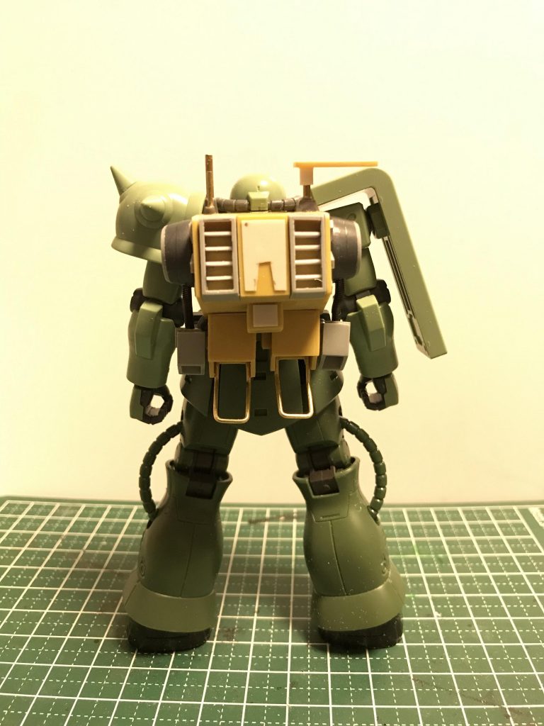 バックパックは大きいですがプラ板なので重くなく後ろに倒れることはないです