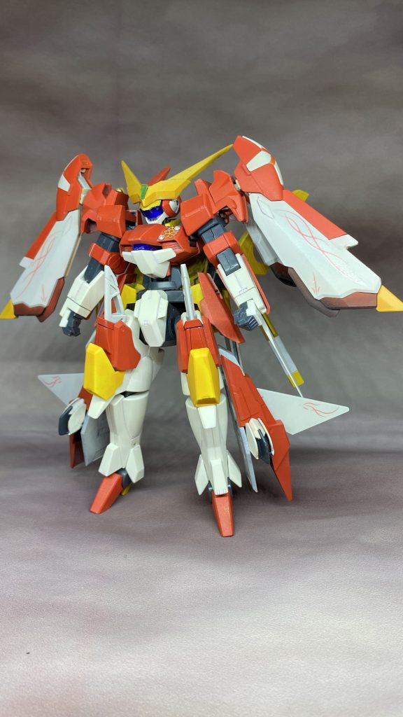 スタイルは何もいじらずジャンクパーツでの付け足しで製作しました。頭部はクランシェベースにフェイス部をウイングフェニーチェリナーシタのものを移植。バイザーはそのままでアゴのチンガードは削りこんで対応しました。アンテナはSDCSフェニックスガンダムからそのまま移植。移植の際にクランシェの頭頂部のアンテナ(?)を少し倒して隙間を作ってパテで固定しました。真ん中にはランナータグを削ったものをアクセントとして貼ってます。肩部は丸々SDCSフェニックスから移植してます。胸部はそのままですが何かクリアパーツ的なの欲しいと思いましたが大きな改造はしたくないとのことで苦肉の策として間にランナータグを加工したものを挟みました。脚部はスネにデスティニーのものを丸々接着。さらにジャンクパーツを使ってボリュームを上げてます。ただ、組み立ててた時は気付かなかったのですがビームブーメランが邪魔して膝が曲がらないことに気付き…かなりの反省点でした。脚部側面にはアメイジングストライクフリーダムのドラグーンバインダー?にフェニックスのパーツをつけて移植しました。