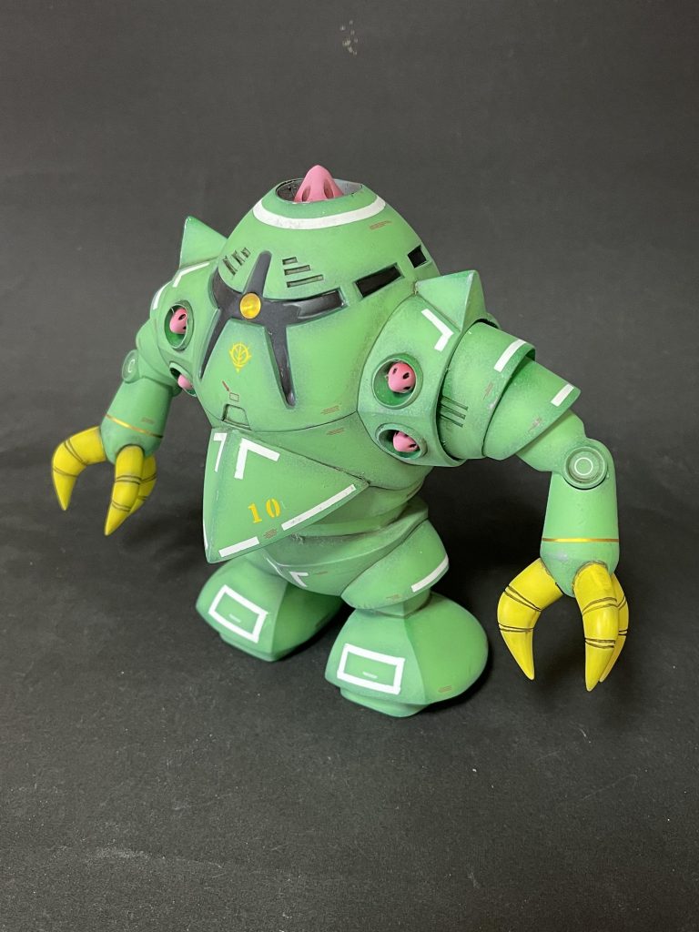 デカールはサテライトデカール赤とジオン汎用①を使用。白サフ立ち上げ→マスキング(白線部)→モノアイスリットをウィノーブラック→本体→デイトナグリーン→デイトナグリーン+クールホワイト→爪→マホガニー→キアライエローでグラデーションかけました。メガ粒子砲とフォノンメーザー砲はハーマンレッド→ピンクでグラデーションかけました。スーパークリアーIIIつや消しでフィニッシュ。