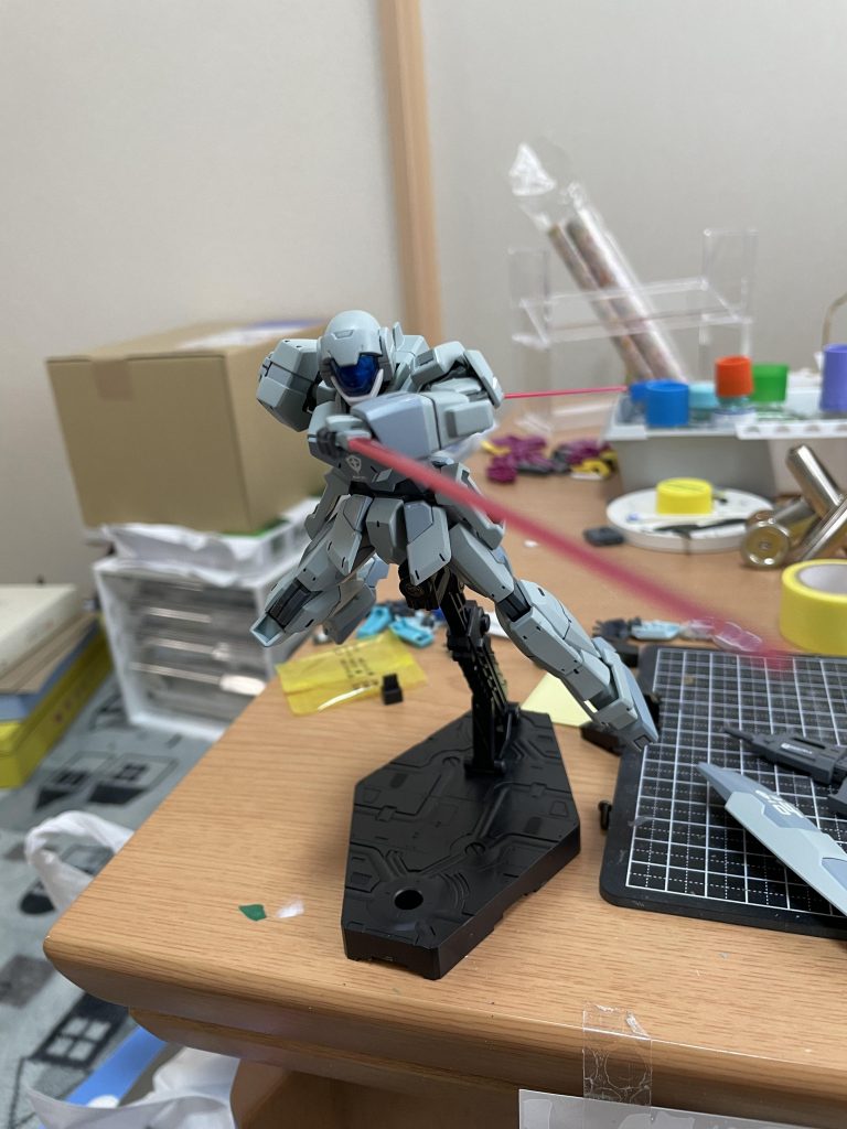 『悪いな小僧、この勝負もらった！！』ニヤリと嫌らしい笑みを浮かべたモンシアはシールドを投げ出すと腰から2本目のサーベルを取り出しそれを逆手に掴むとアレクスの機体に突っ込んできた。しかし、その死角はアレクスにも味方しうるものであった。モンシアの突進を右に回りながら左腕で受け固定をすると銃口をコクピットに向けてロックオンさせた。『バ…バカな！俺様がこんなヒヨッコに負けただと！！』そんなモンシアを気にもせずアレクスは先程感じた感覚についていけず呆然としていた。『なんだったんださっきの感覚は…』つづく