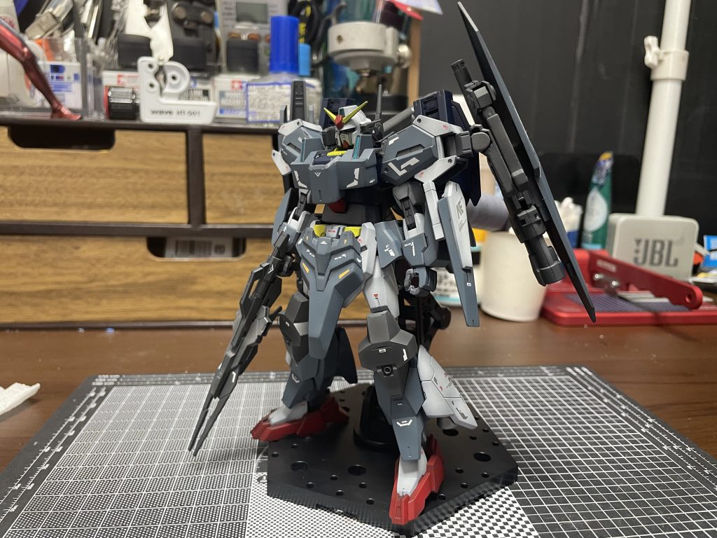 撮影環境も当然変わってしまった為、色がうまく出せない感じに撮ってしまったかと思うので卓上画像。ブルーグレーな感じ。以上で。簡単に組み替えて作りましたがお手軽で楽しかったです。コアガンダムとプラネッツシステムの有用性に今更ですが感動しました。引っ越しに対する燃え尽き症候群にかかってしまいどうしていいか混乱してた中での制作でした。Twitterのスペースで貴重なお話聞かせてもらったりしてモチベ回復したり、LINEで進捗見せ合ったりと周りの方々に助けて頂きました。感謝しかないです、ありがとうございましたm(_ _)mまたぼちぼちマイペースな感じに戻りたいと思います。ご覧いただきありがとうございました。