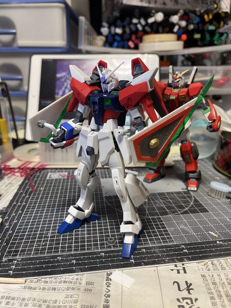 ミキシングにしたのは頭部 デルタカイ胴体 シャイニングブレイク腕部 AGE-3オービタル腰部脚部 ウィンダムスラスター シナンジュスタインフリーダムやデスティニーのような翼っぽい形のバックパックのイメージではなかったのと、脚部が稼働するギミックが欲しくてこの面々。いい形に仕上がってくれました。