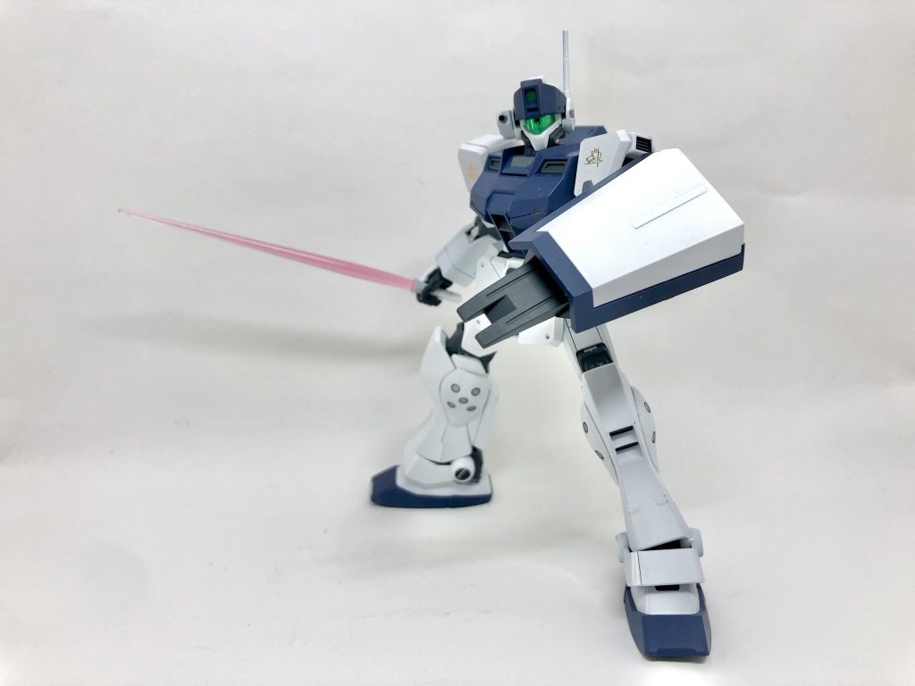 いい感じのポージングをいくつか。狙撃ポーズがまぁ〜〜〜映える。バトオペだと短い間隔で足を折れる神機体ですがエイム力がないと簡単に戦犯になれます。