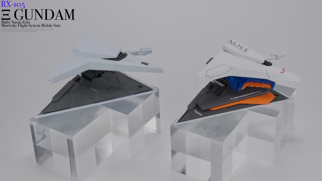 一回り小さくし、プラ板でほとんど一から作り直し。外装裏にはミノフスキー粒子の発生装置みたいな謎機関とオレンジのフィンをスクラッチ。チラリと見えてかっこいいのでお気に入り。