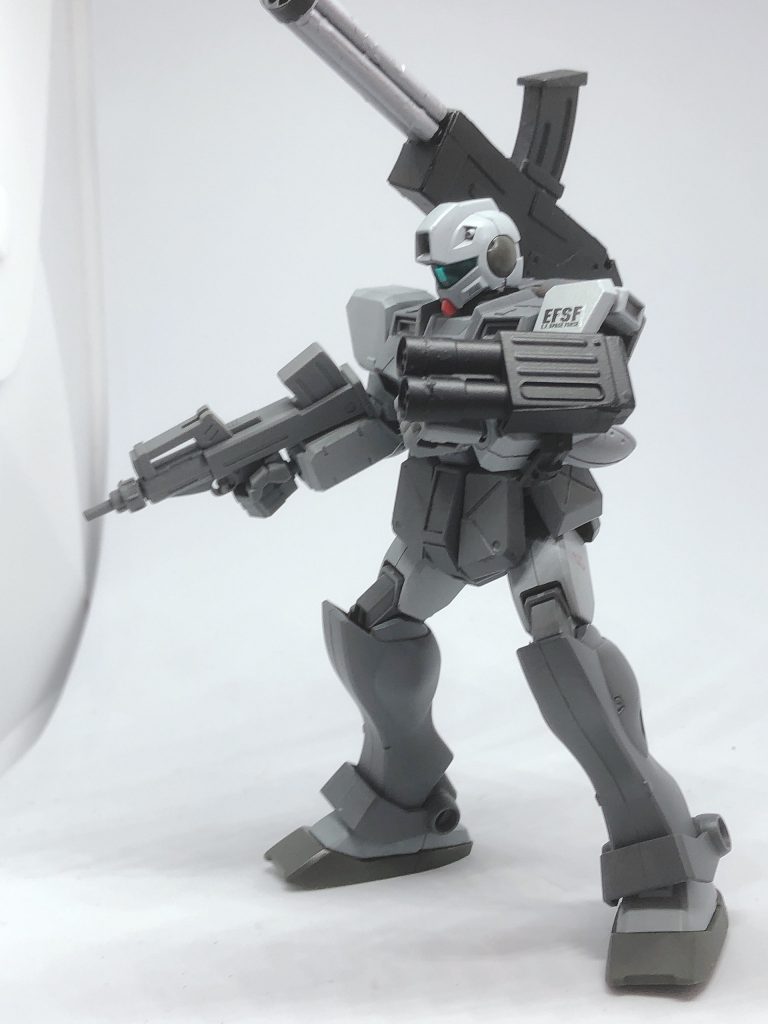 そして腕部には取り外し可能な二連式90mmガトリング砲が取り付けられ至近距離の補助火器として使用される