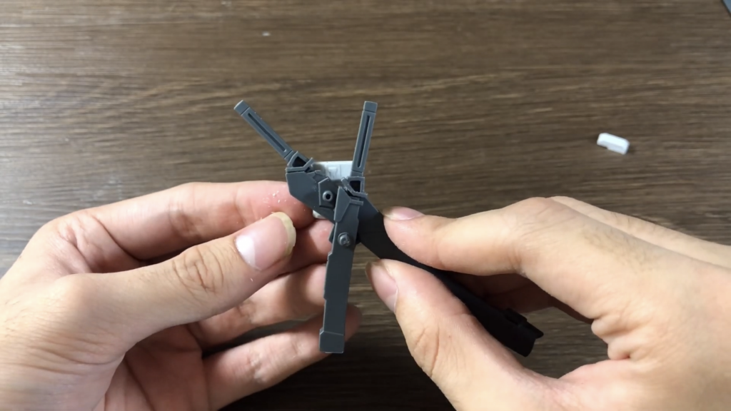 腰の刀は陸戦型ガンダムのパーツに3mm穴を開けて戦国兵装(30mm)のパーツを使用して完成です