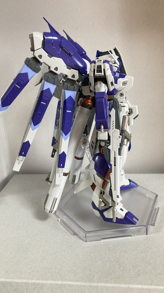 サイドここからは転倒防止のため下にベースをつけて撮影していますファンネルラックとプロペラントタンクの存在感がすごいですよねプロペラントタンクのグレーのパーツに塗られているメタリックオレンジは全て筆塗装です僕のフィンファンネルの白いパーツは買った時点で歪んでおり、パーツの交換をお願いしましたそのため製作に大きな遅れが出てしまいましたが完成できてよかったです